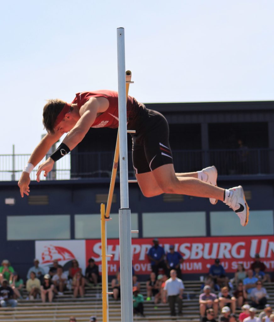 Raiders’ Layton breaks through with PIAA vaulting gold - Herald-Standard